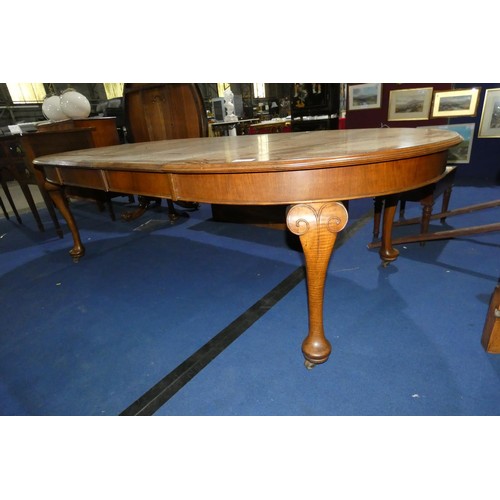 3453 - A large Victorian mahogany d-end extending wind-out dining table with two centre leaves on cabriole ... 