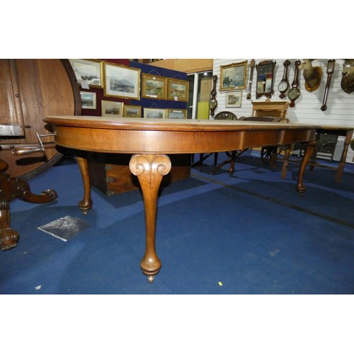 3453 - A large Victorian mahogany d-end extending wind-out dining table with two centre leaves on cabriole ... 