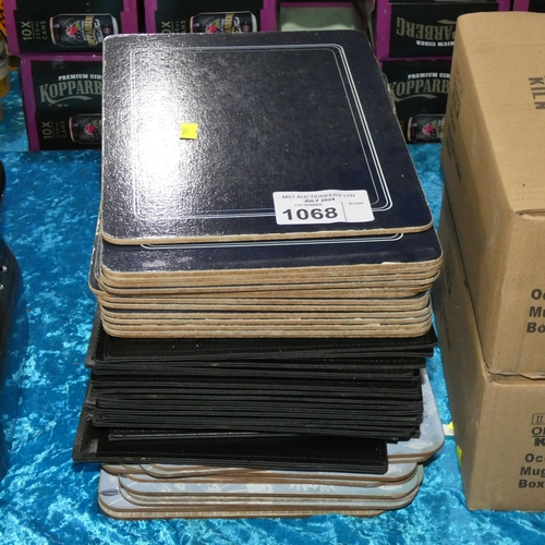 1068 - Quantity of various place mats