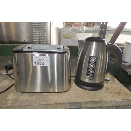 1032 - A 2 slice toaster and a kettle - trade