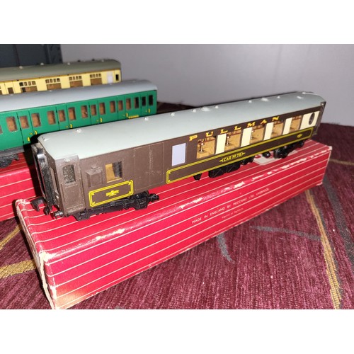 3113 - 6 vintage Hornby Dublo railway coaches with boxes