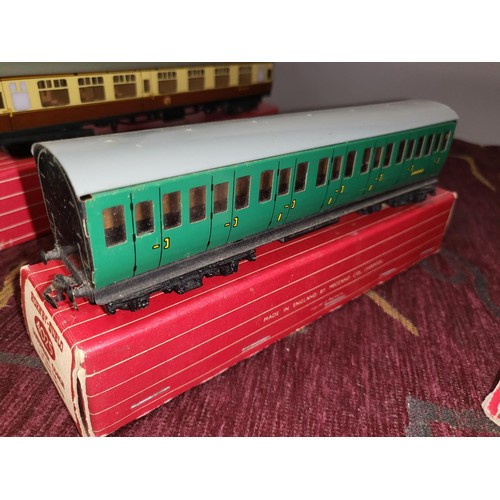 3113 - 6 vintage Hornby Dublo railway coaches with boxes