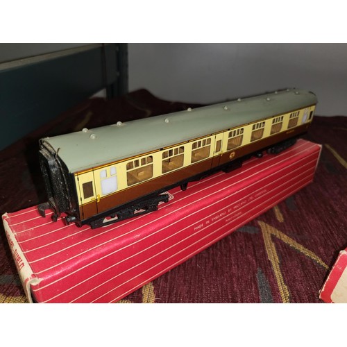 3113 - 6 vintage Hornby Dublo railway coaches with boxes