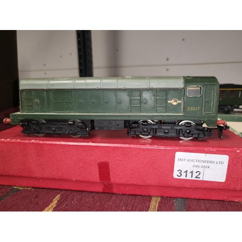 3112 - A quantity of various vintage Hornby Acho and other vintage electric locomotives (1 shelf)