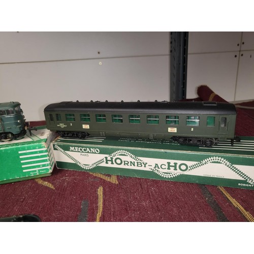 3112 - A quantity of various vintage Hornby Acho and other vintage electric locomotives (1 shelf)