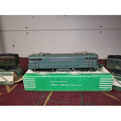 3112 - A quantity of various vintage Hornby Acho and other vintage electric locomotives (1 shelf)