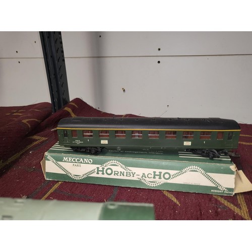 3112 - A quantity of various vintage Hornby Acho and other vintage electric locomotives (1 shelf)