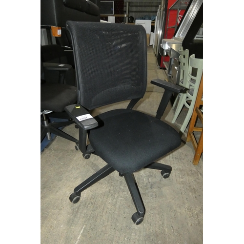 1307 - 1 x black upholstered office swivel chair with mesh back