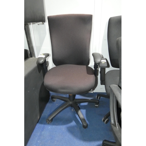 1314 - 1 x black upholstered office swivel chair