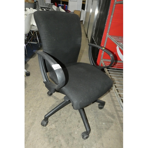 1315 - 1 x black upholstered office swivel chair