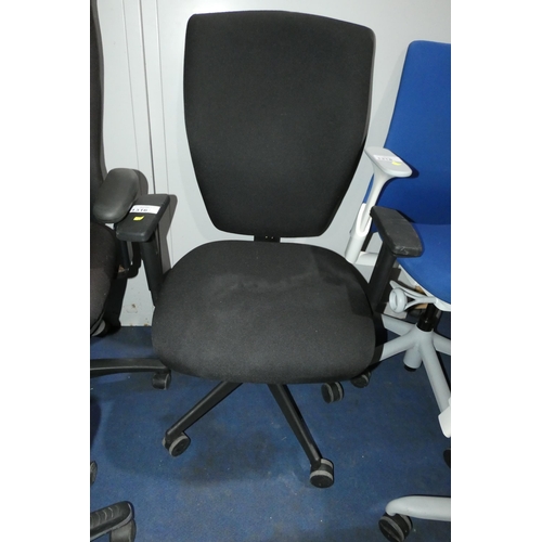 1316 - 1 x black upholstered office swivel chair