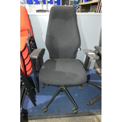 1330 - 1 x black upholstered office swivel chair with arms