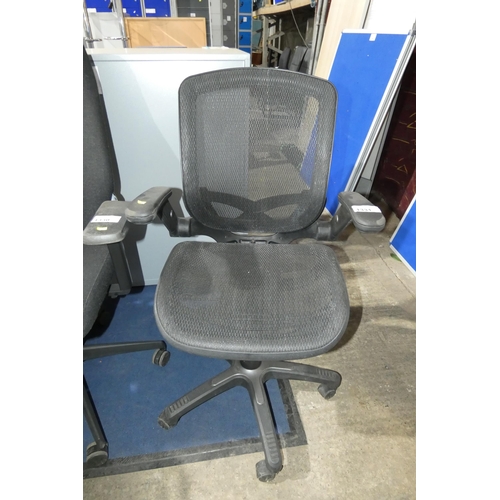 1331 - 1 x black mesh office swivel chair with arms