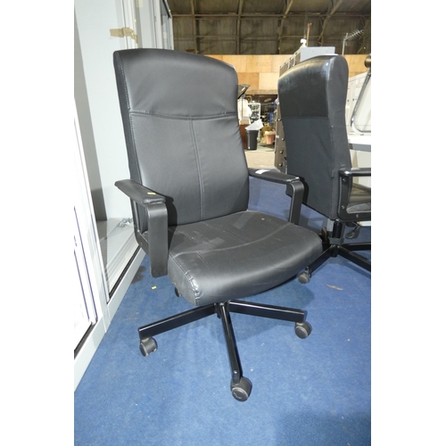 1371 - 1 x black upholstered office swivel chair