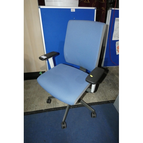 1393 - 1 x blue upholstered office swivel chair