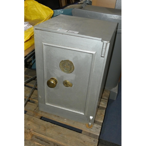 1458 - 1 x vintage fire resisting safe approx 51 x 49 x 75cm high - key in auction office