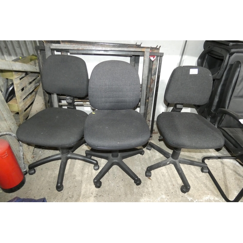 1473 - 3 x black upholstered office swivel chairs - No arms