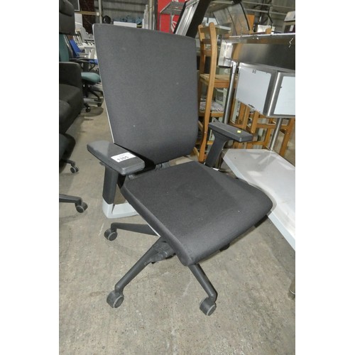 1305 - 1 x Sidiz black upholstered office swivel chair