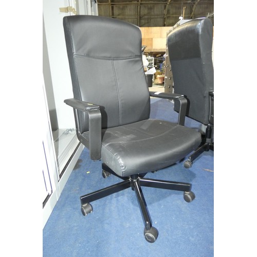 1372 - 1 x black upholstered office swivel chair