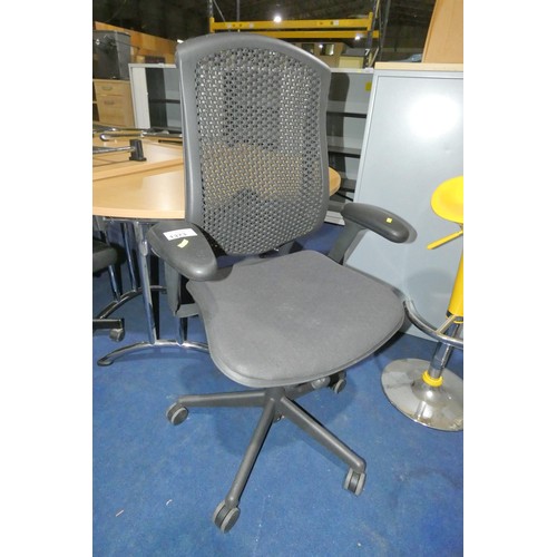 1373 - 1 x black upholstered office swivel chair with plastic back (no make visible)