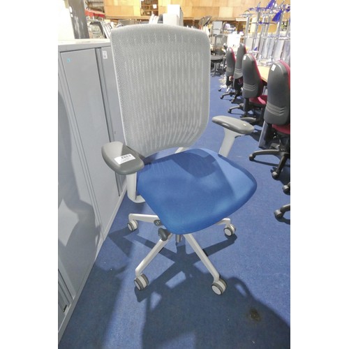 1392 - 1 x blue upholstered office swivel chair with grey mesh back