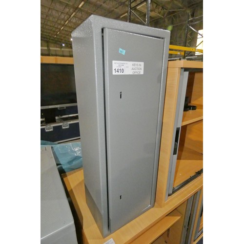 1410 - 1 x metal ammunition type locker approx 30 x 22 x 83cm supplied with 2 x keys