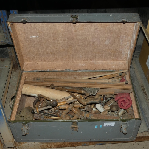 2014 - 1 x grey painted trunk containing a quantity of various vintage hand tools