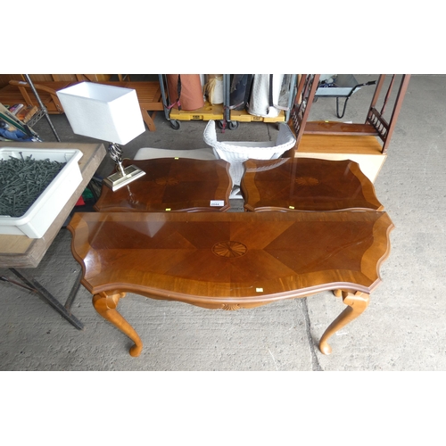 2044 - A reproduction style hall table approx 137cm wide, a pair of reproduction style coffee / side tables... 