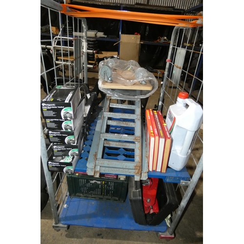 2074 - A quantity of various auto related items including 1 x Master Mechanic 2.032 ton trolley jack, 2 x P... 