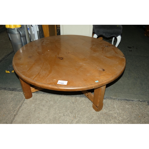 2142 - 1 x Pine round coffee table diameter approx 105cm