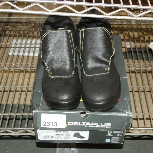 2313 - A pair of safety boots by Delta Plus- UK size 9