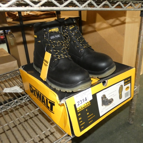 2314 - A pair of safety boots by Dewalt - UK size 9