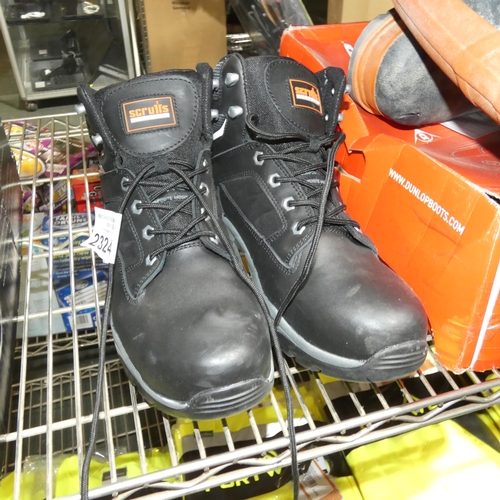 2324 - A pair of safety boots by Scruffs - UK size 9 - No box is included