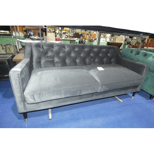 432 - A dark grey upholstered sofa approx 166cm wide