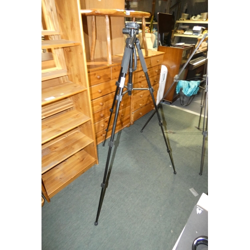 2479 - An adjustable camera tripod by Newer