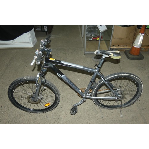 2100 - 1 x Giant Terrago mountain bike