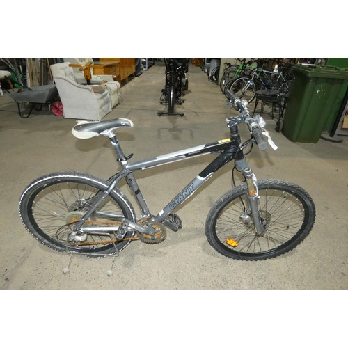 2100 - 1 x Giant Terrago mountain bike