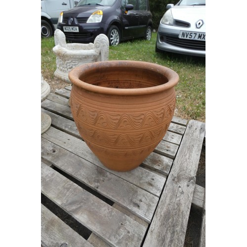 2385 - 1 large terracotta pot 44cm x 40cm.