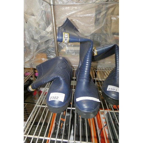 2302 - A pair of JCB safety Wellington type boots - UK size 12. Please note that no box is included