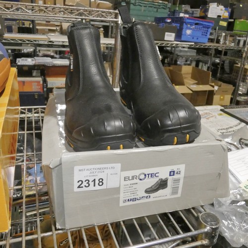 2318 - A pair of safety boots by Eurotec - UK size 8