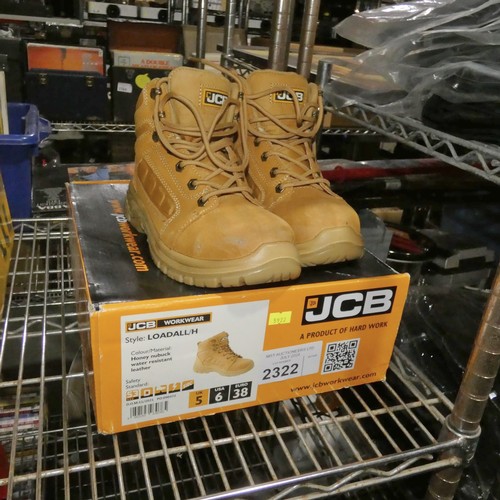 2322 - A pair of safety boots by JCB - UK size 5