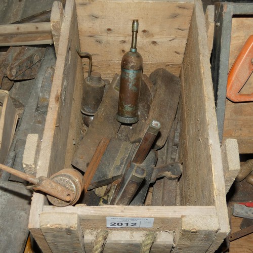 2012 - A quantity of various vintage tools, a carpenters box etc. Contents of 1 shelf