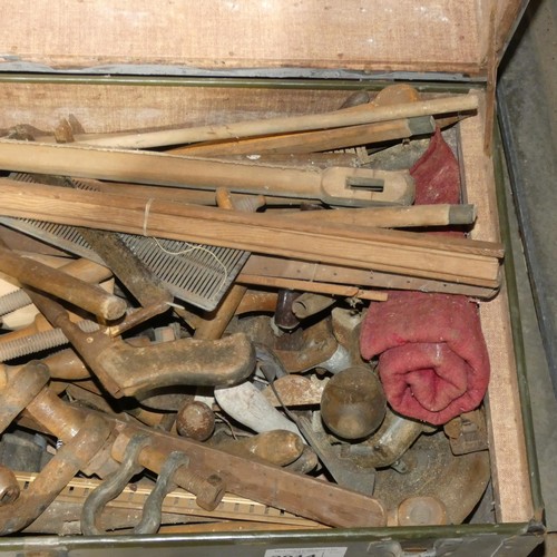 2014 - 1 x grey painted trunk containing a quantity of various vintage hand tools