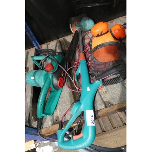 2016 - 1 x Bosch AKE40S electric chainsaw 240v, 1 x chainsaw helmet and 1 x Bosch strimmer 240v (Trade)