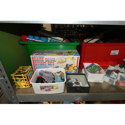 2109 - A quantity of various toys, games etc. Contents of 1 shelf