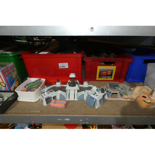 2109 - A quantity of various toys, games etc. Contents of 1 shelf