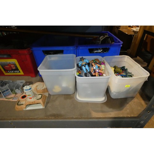 2109 - A quantity of various toys, games etc. Contents of 1 shelf