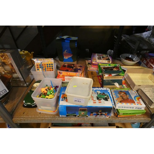 2123 - A quantity of various toys and games. Contents of 1 bay / 3 shelves