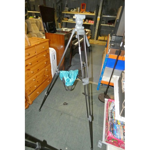 2480 - An adjustable camera tripod by Libec - DV type TH-650