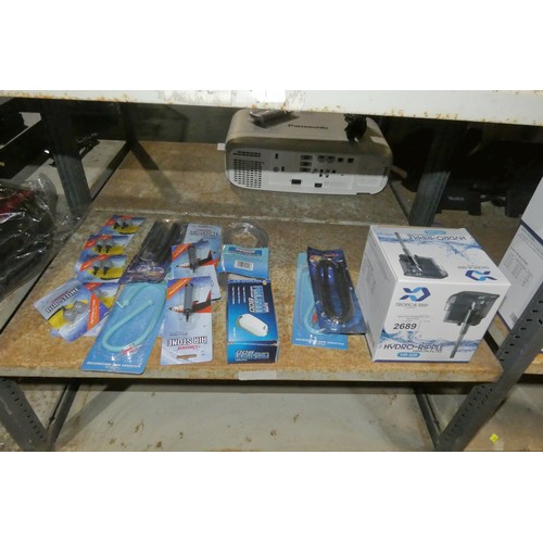 2689 - A quantity of various fish tank accessories including pumps filter stones etc contents of 1 shelf Tr... 